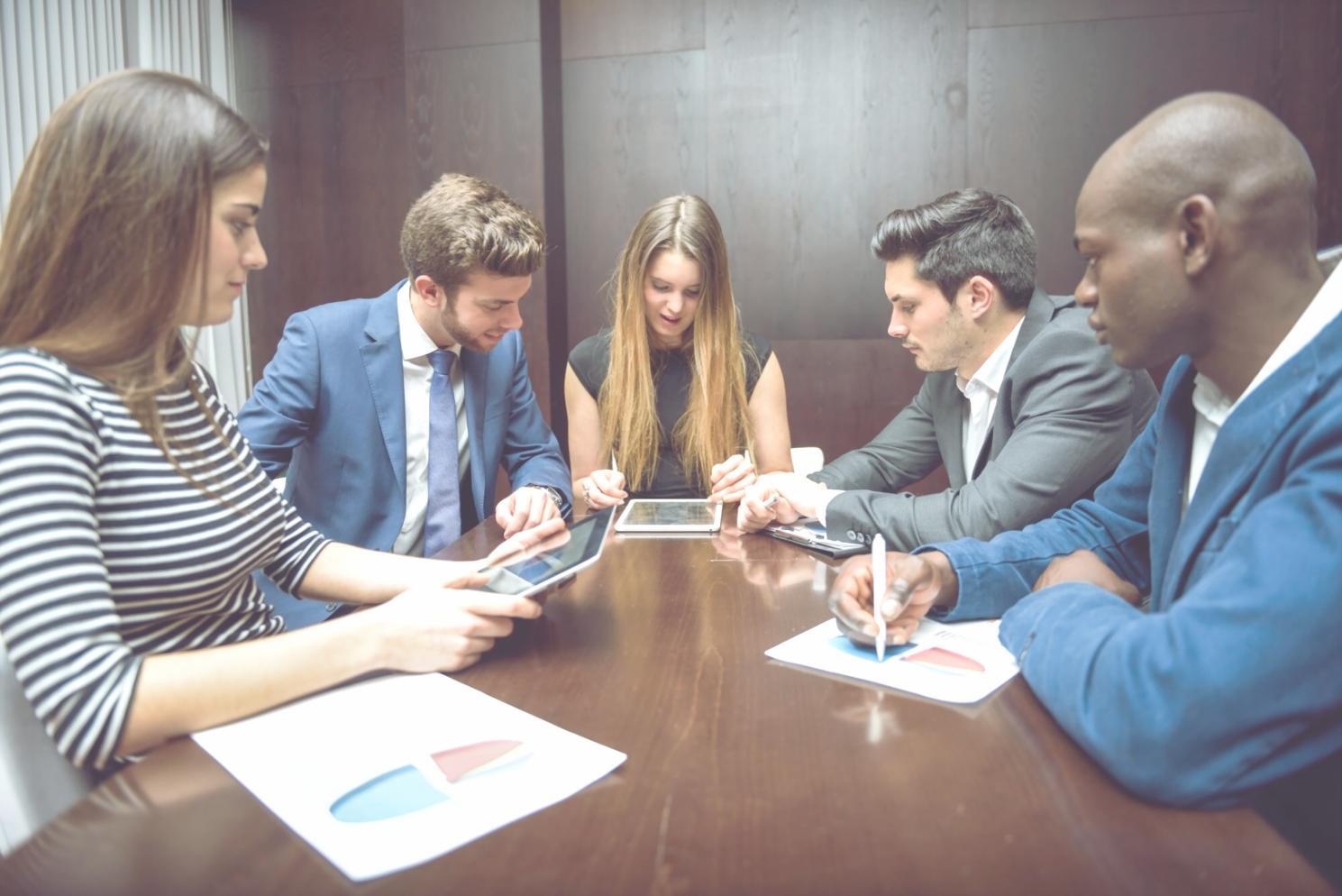 Persona revisando sus categorías de gastos en una tablet, organizando sus finanzas personales
