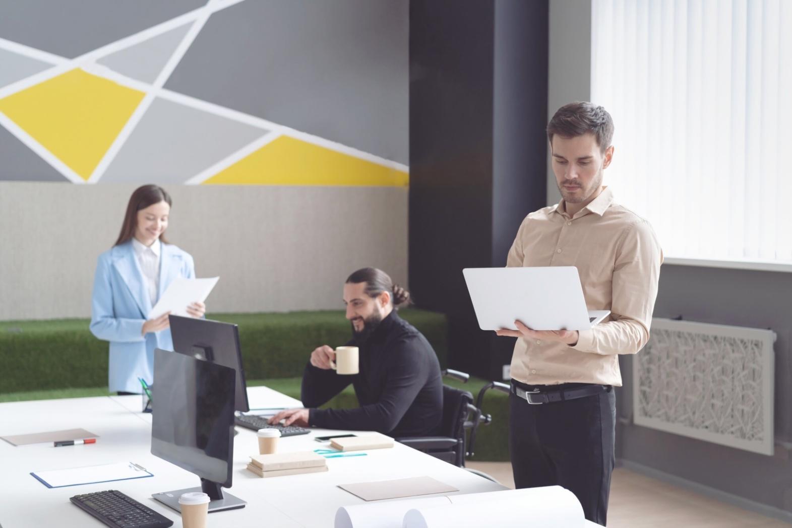 Graduados del programa trabajando en oficina moderna