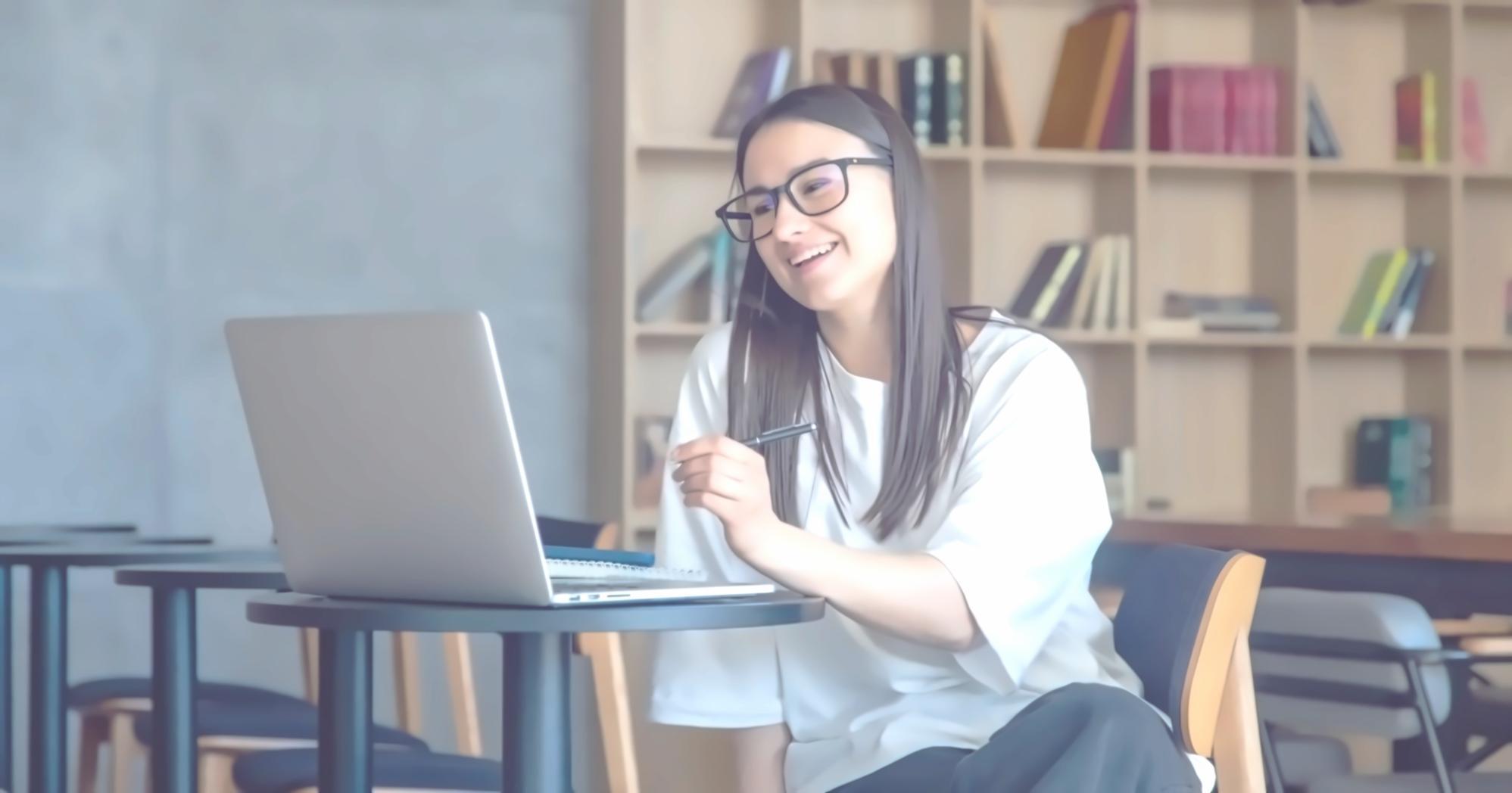 Equipo trabajando en estrategias de categorización financiera